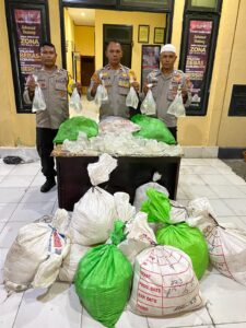 Penemuan 826 kantong Cap Tikus di Kediaman Sumitro