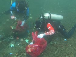 Direktorat Polairud Polda Malut Ikut Coastal Cleanup di Bastiong