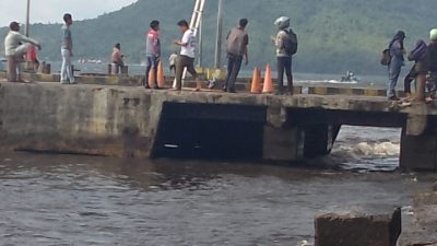 Ombak Terjang Pelabuhan Bastiong, Loket Tiket Rusak – Tiang Lampu Pelindo Nyaris Roboh